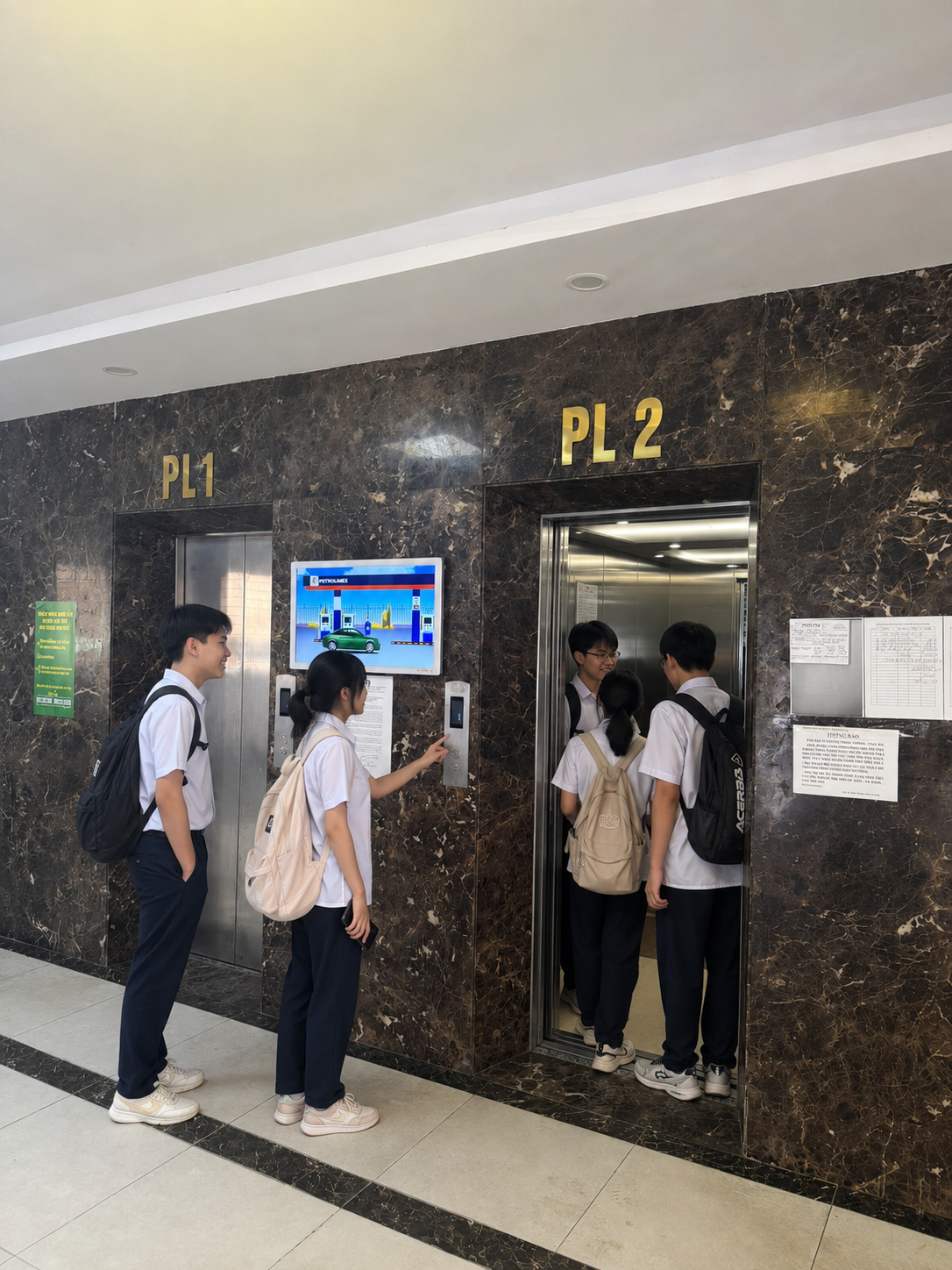 Học sinh mặc đồng phục đứng chờ và sử dụng thang máy trong tòa nhà marble PL1 PL2